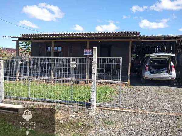 Casa residencial localizada no bairro São Domingos, em Criciúma/SC.