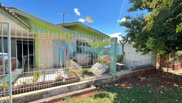 Casa de Madeira com amplo terreno