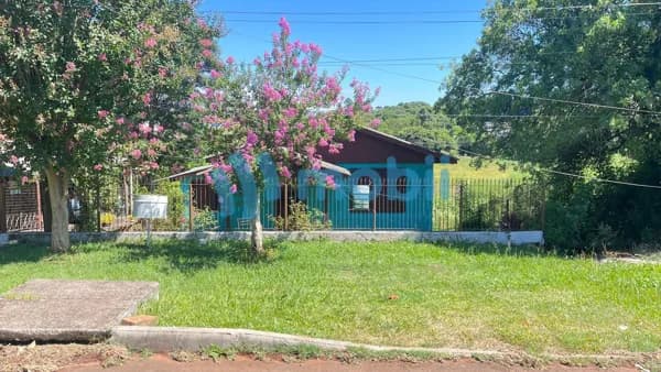Casa de Madeira com amplo terreno de 480m²