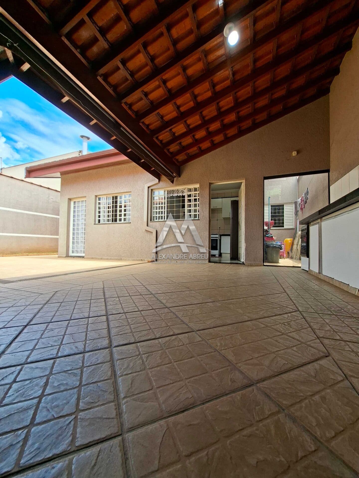 CASA 3 DORMITÓRIOS SENDO UMA SUÍTE