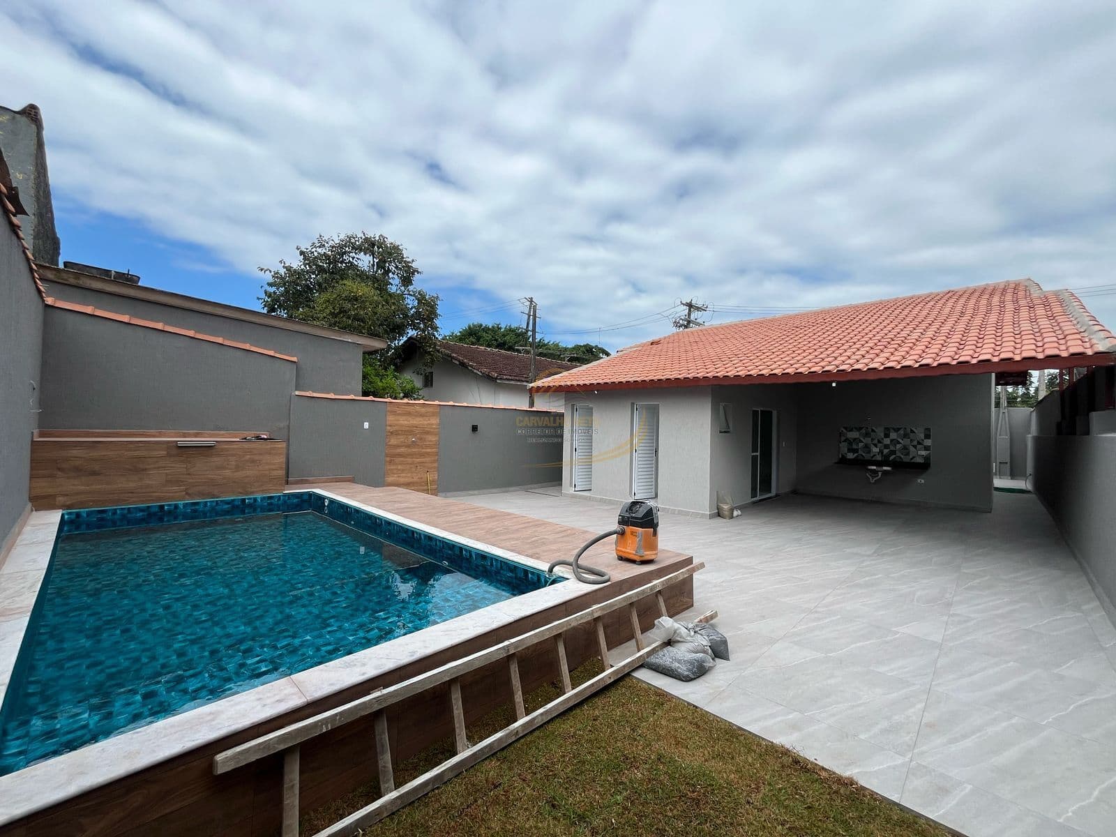 CASA ISOLADA REFORMADA COM PISCINA LADO PRAIA EM ITANHAÉM!!