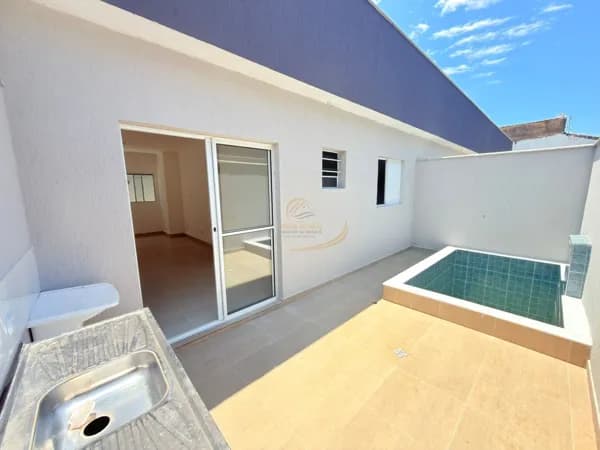CASA EM CONDOMÍNIO FECHADO COM PISCINA PRIVATIVA, 600 METROS DO MAR!