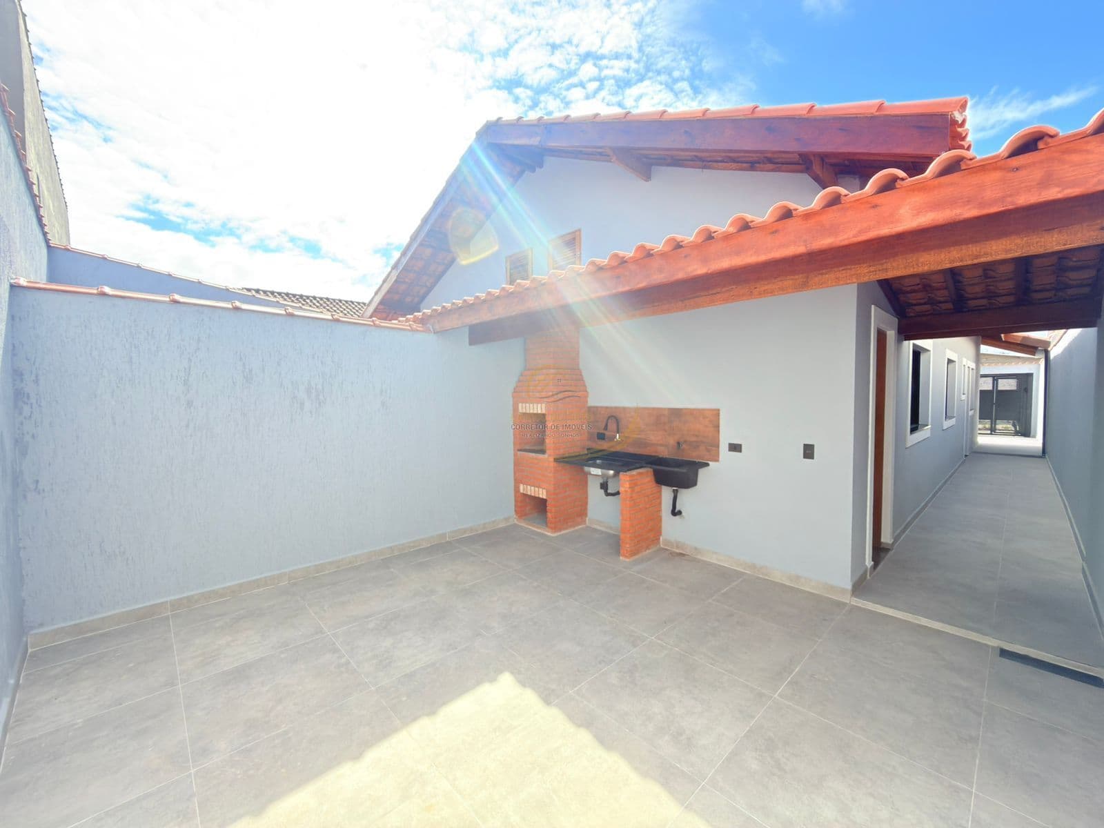 LINDA CASA LADO PISTA EM BAIRRO RESIDENCIAL PARA VENDA EM ITANHAÉM!