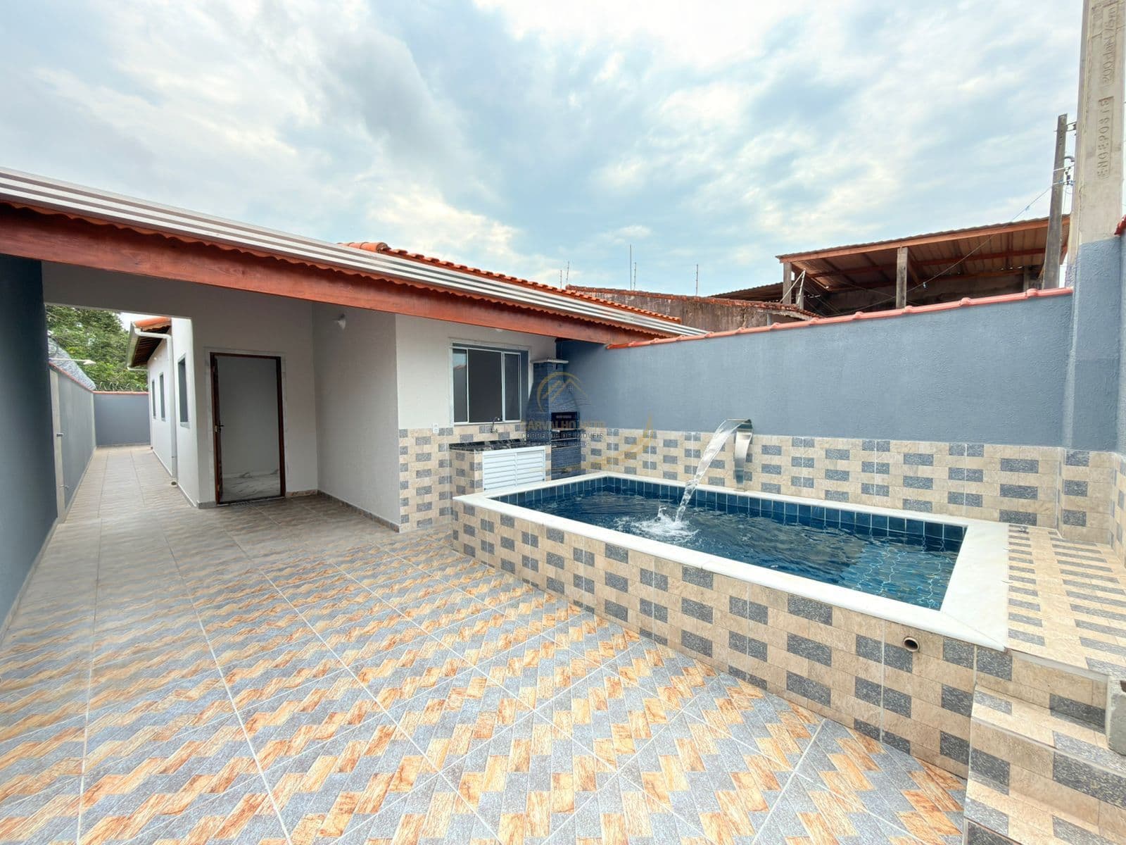 CASA AM BAIRRO RESIDENCIAL LADO PISTA COM PISCINA E CHURRASQUEIRA PARA VENDA EM ITANHAÉM!