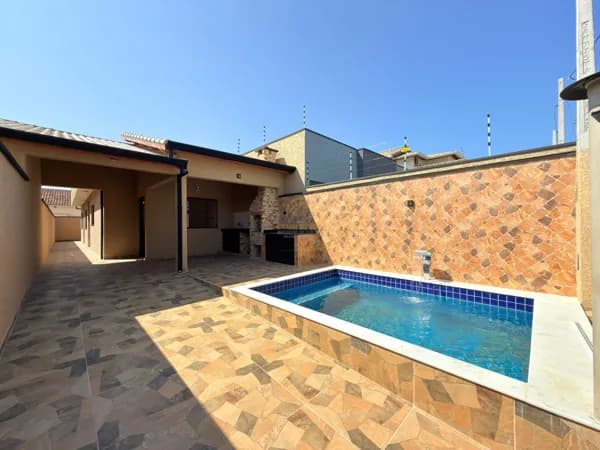 CASA COM PISCINA E CHURRASQUEIRA 02 DORM, 1100 METROS DO MAR PARA VENDA EM PERUÍBE!!