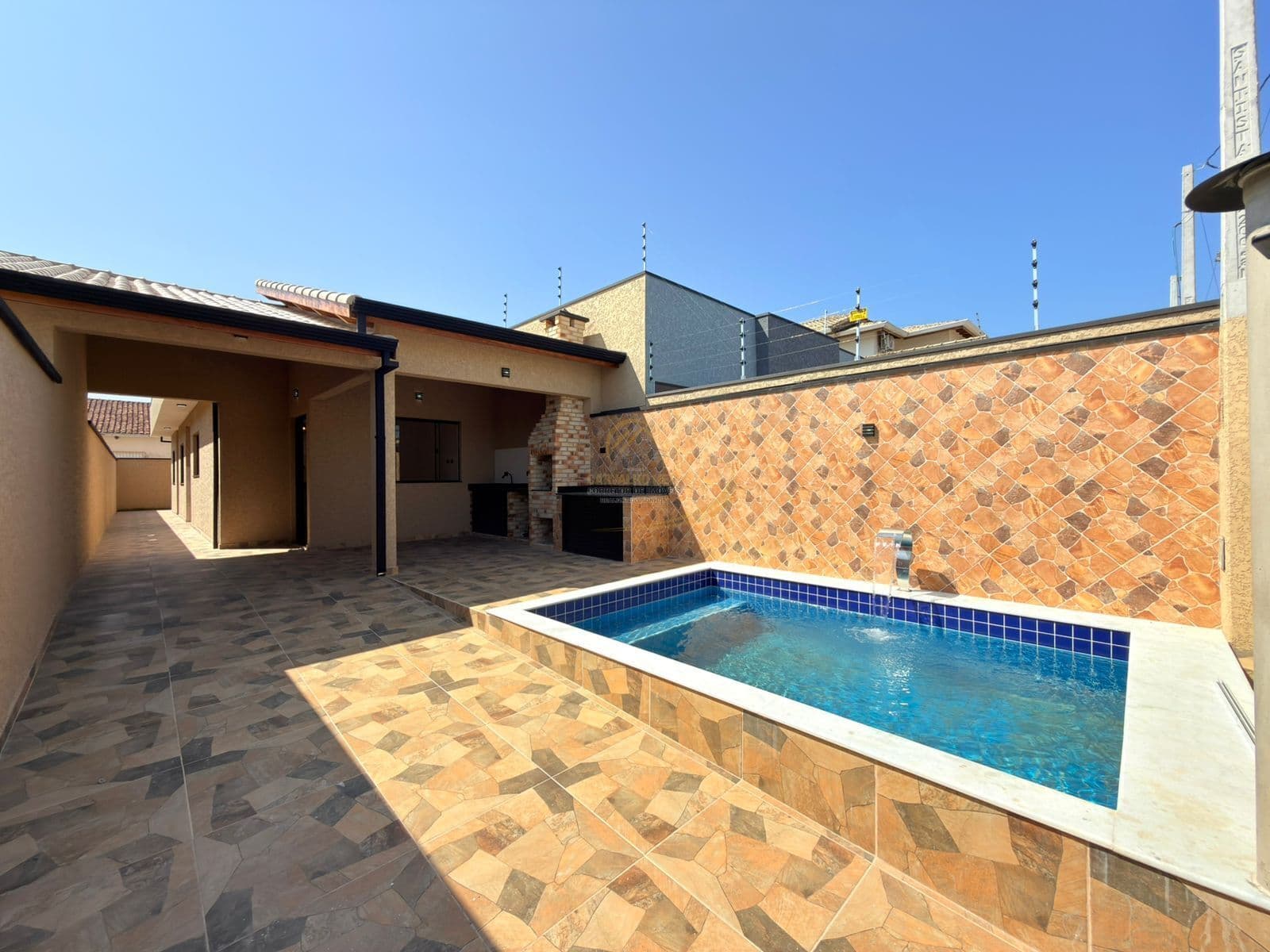 CASA COM PISCINA E CHURRASQUEIRA 02 DORM, 1100 METROS DO MAR PARA VENDA EM PERUÍBE!!