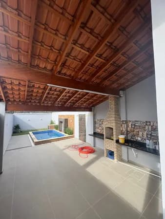 CASA COM 03 DORM, PISCINA E CHURRASQUEIRA 700 METROS DO MAR EM MONGAGUÁ!