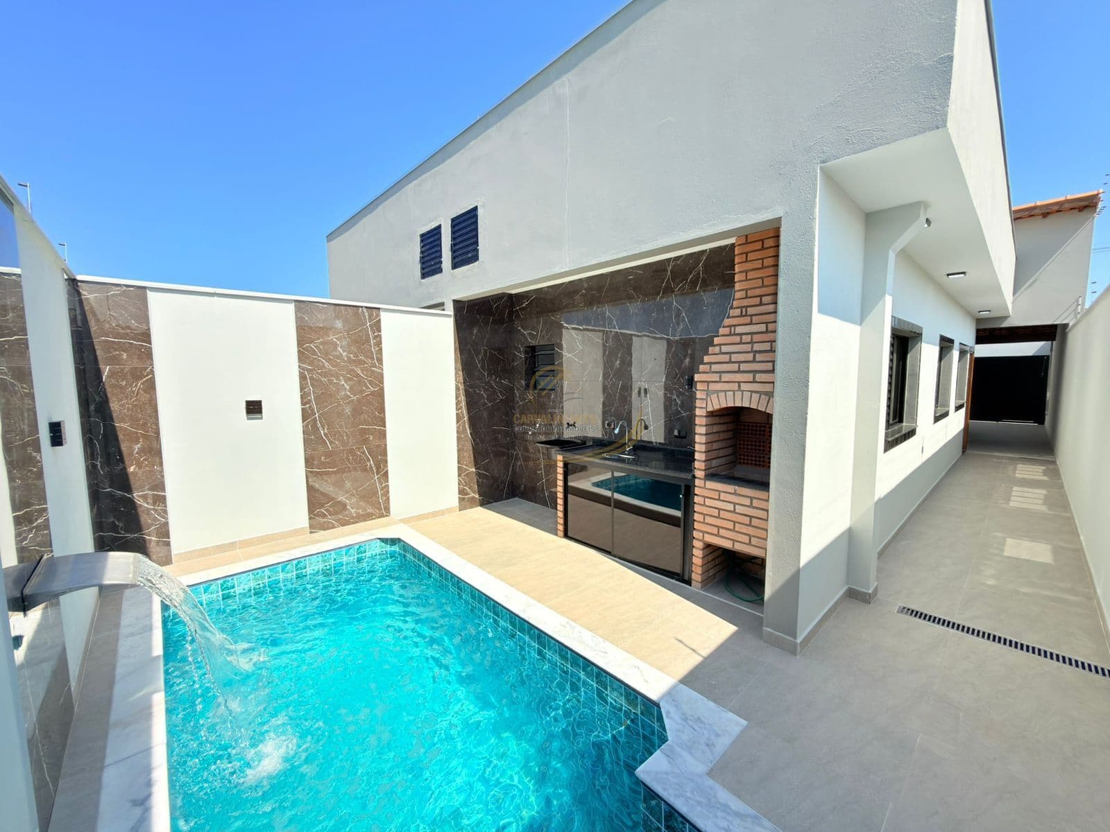 CASA LADO PISTA, COM PISCINA E CHURRASQUEIRA PARA VENDA EM ITANHAÉM!!