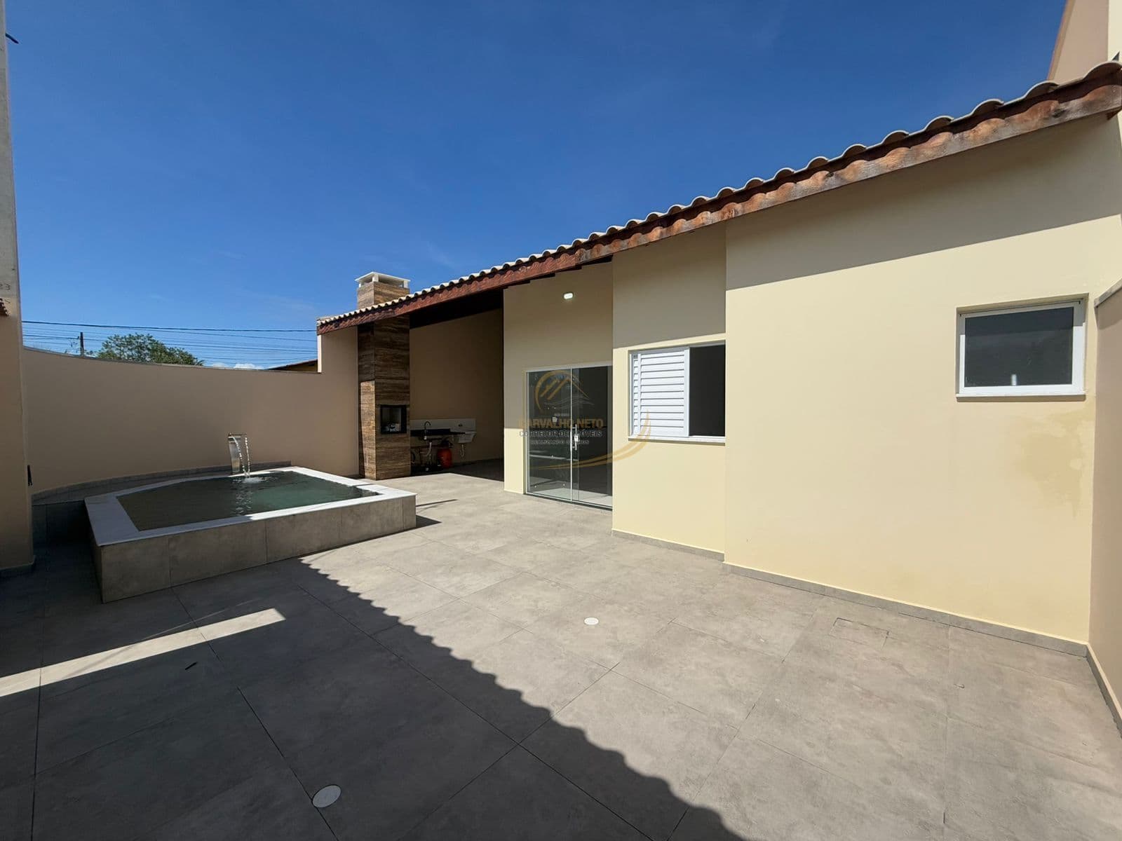 (UNIDADE DA ESQUINA) CASA LADO PRAIA COM PISCINA E CHURRASQUEIRA PARA VENDA EM ITANHAÉM!