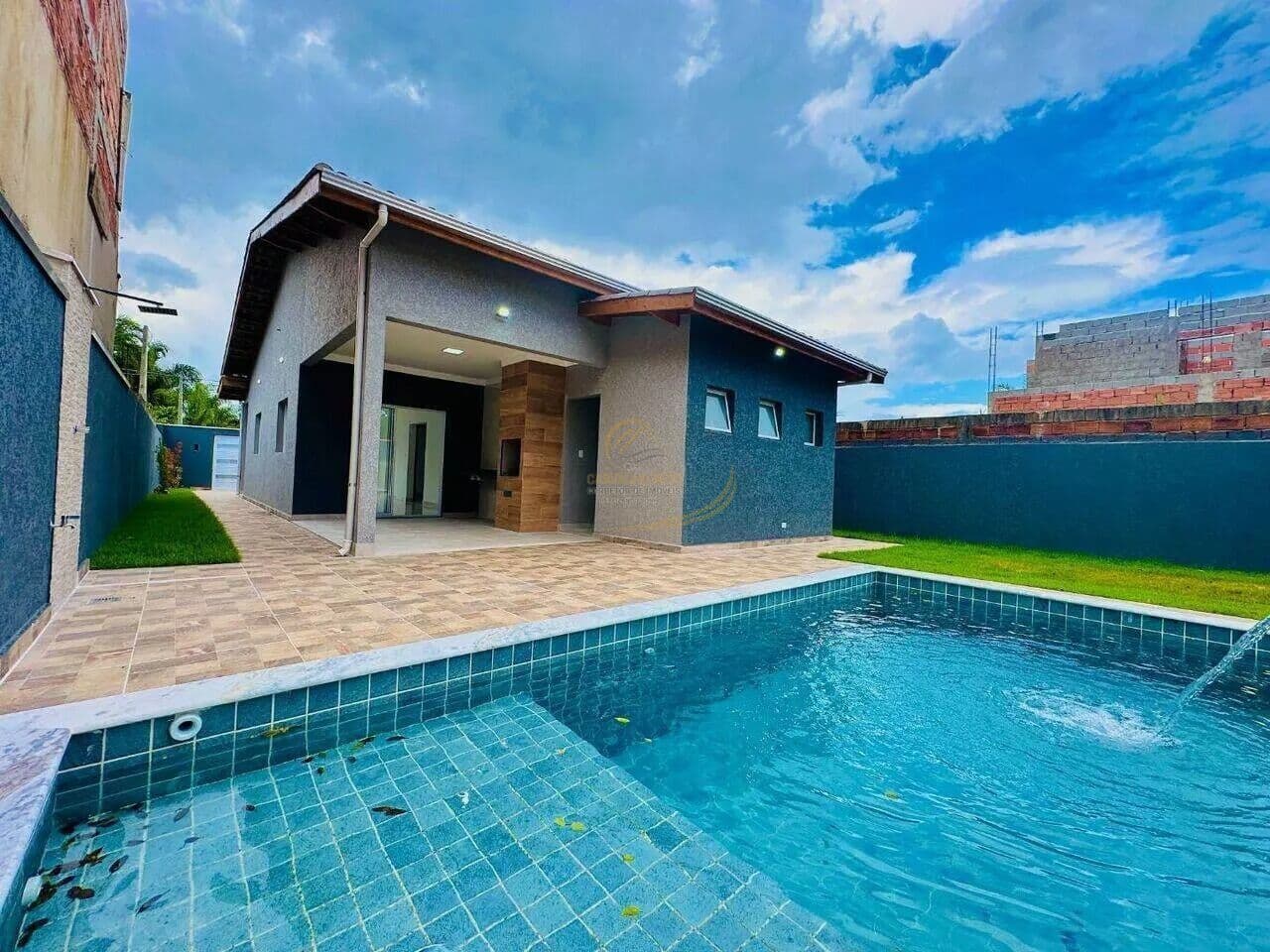 CASA ISOLADA COM PISCINA E CHURRASQUEIRA PARA VENDA EM ITANHAÉM!