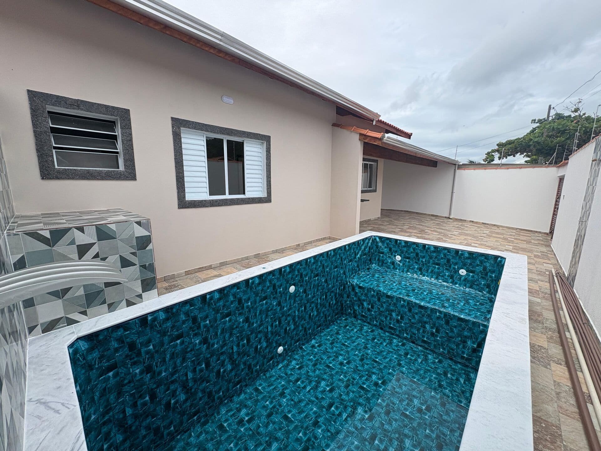 CASA LADO PRAIA COM PISCINA E CHURRASQUEIRA PARA VENDA EM ITANHAÉM!!