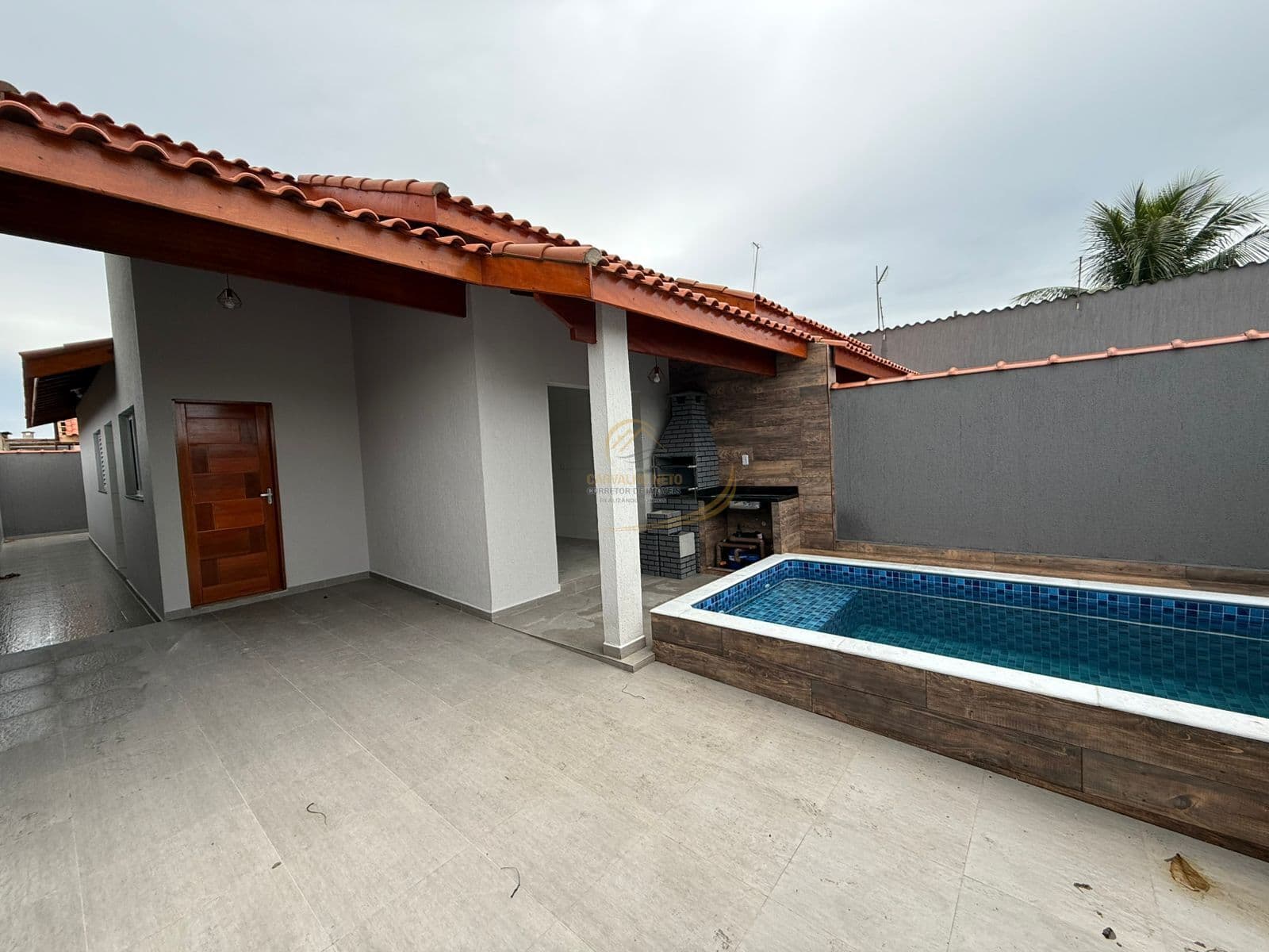 CASA GEMINADA LADO PISTA 600 MTS DO MAR COM PISCINA E CHURRASQUEIRA EM ITANHAÉM!!