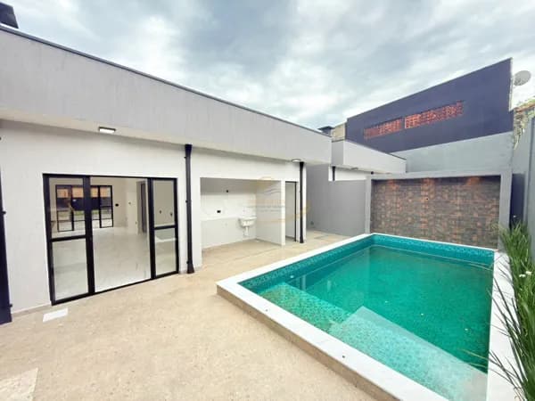 CASA COM PISCINA GRANDE APENAS 450 METROS DO MAR PARA VENDA EM ITANHAÉM!