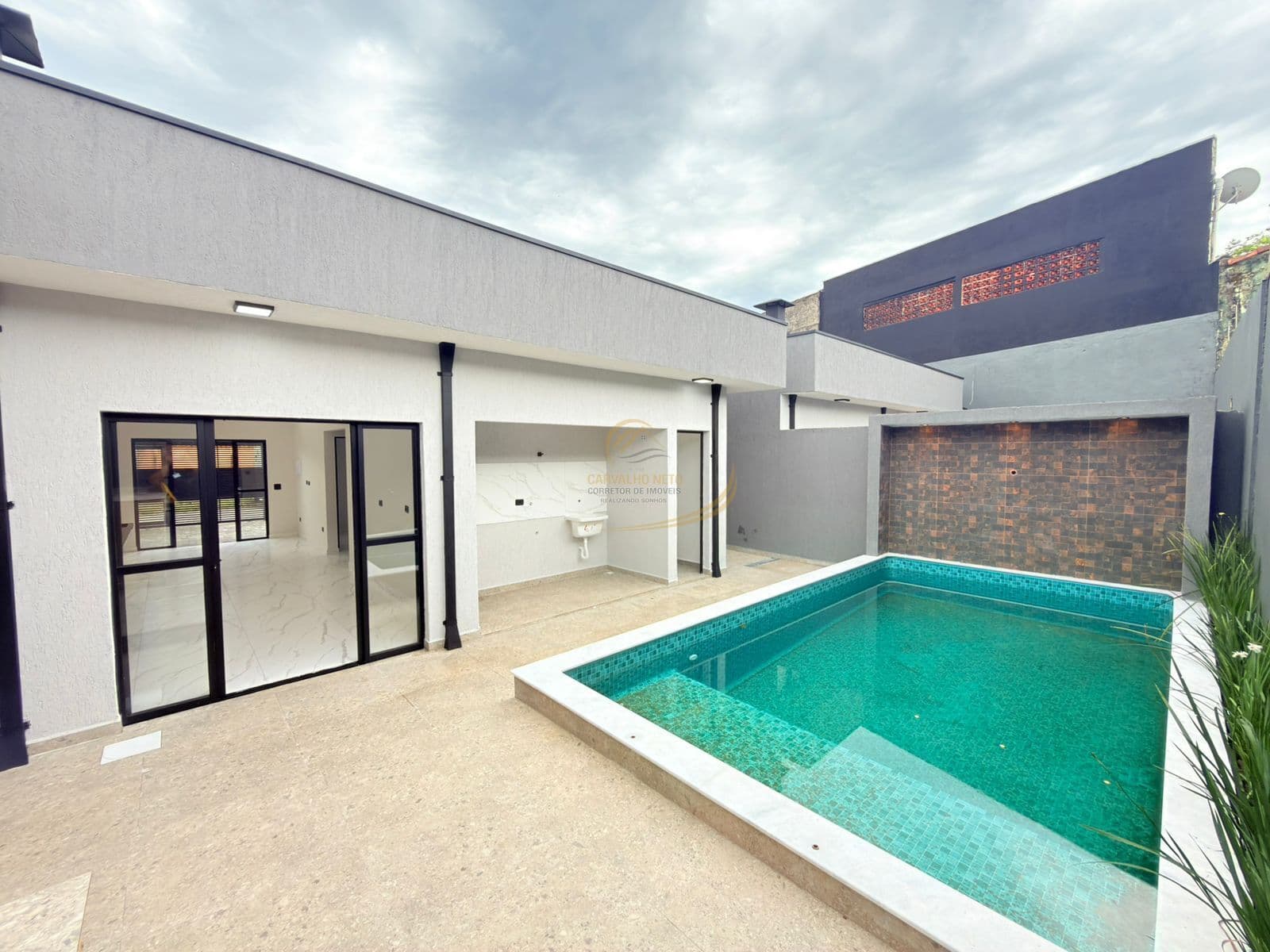 CASA COM PISCINA GRANDE APENAS 450 METROS DO MAR PARA VENDA EM ITANHAÉM!