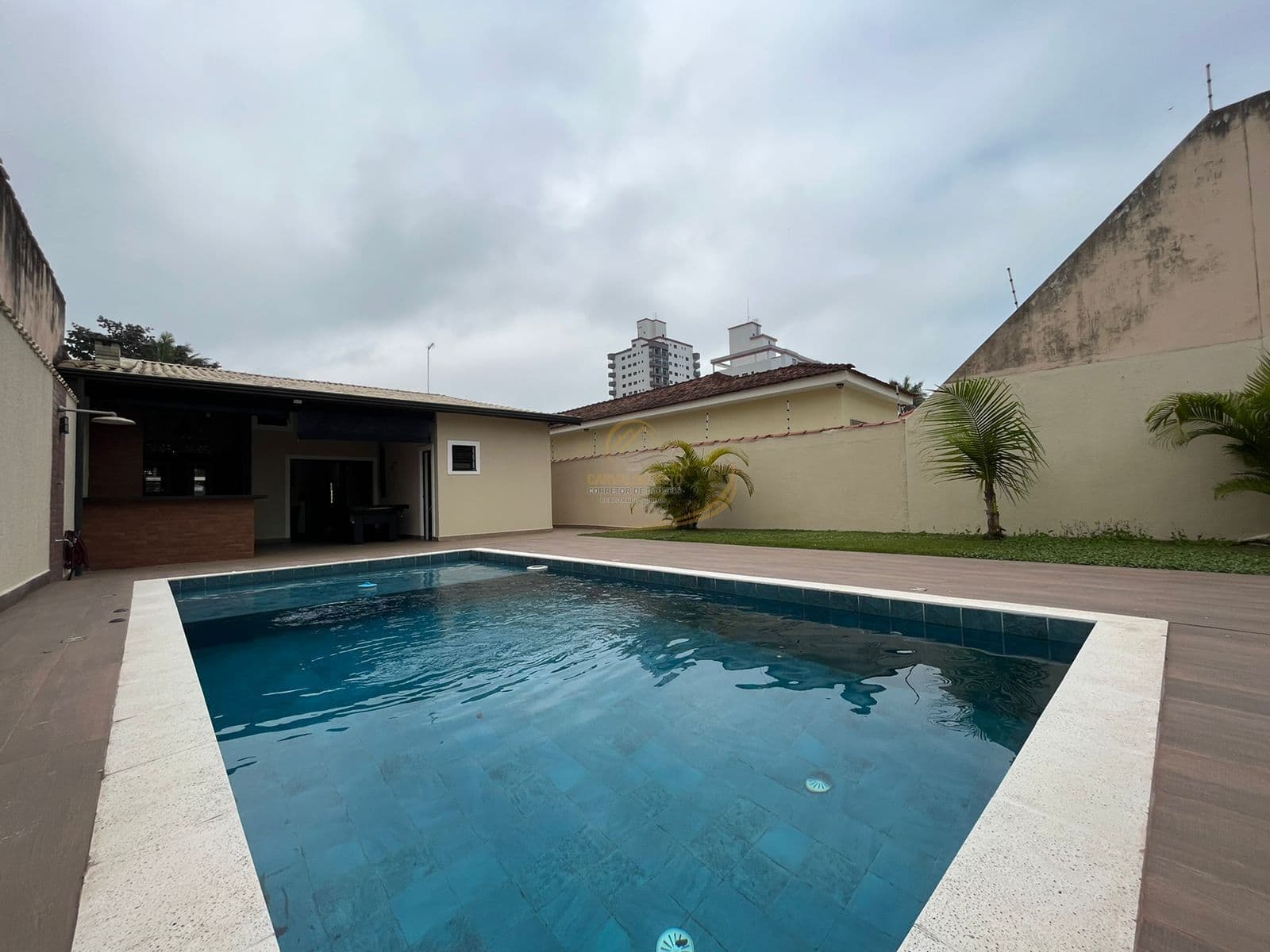 CASA ALTO PADRÃO EM PRAIA GRANDE, QUADRA DO MAR COM PISCINA E CHURRASQUEIRA!!