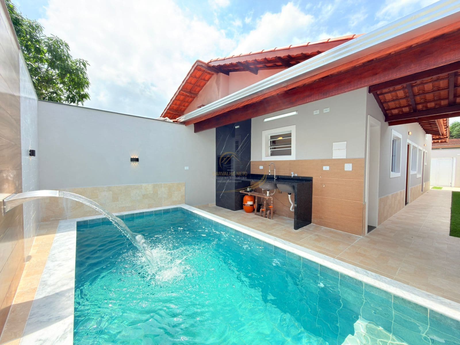 CASA LADO PISTA 500 METROS DO MAR COM PISCINA E CHURRASQUEIRA PARA VENDA EM ITANHAÉM!