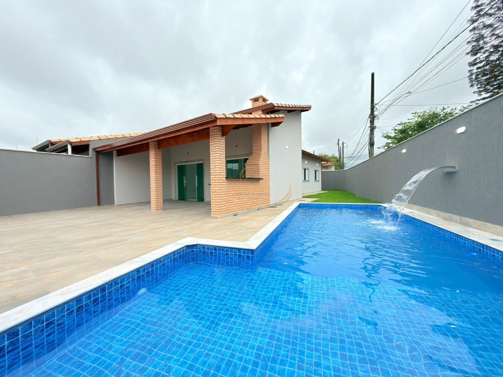 OPORTUNIDADE!! CASA APENAS 500M DO MAR COM PISCINA GRANDE E 03 DORM EM ITANHAÉM!!