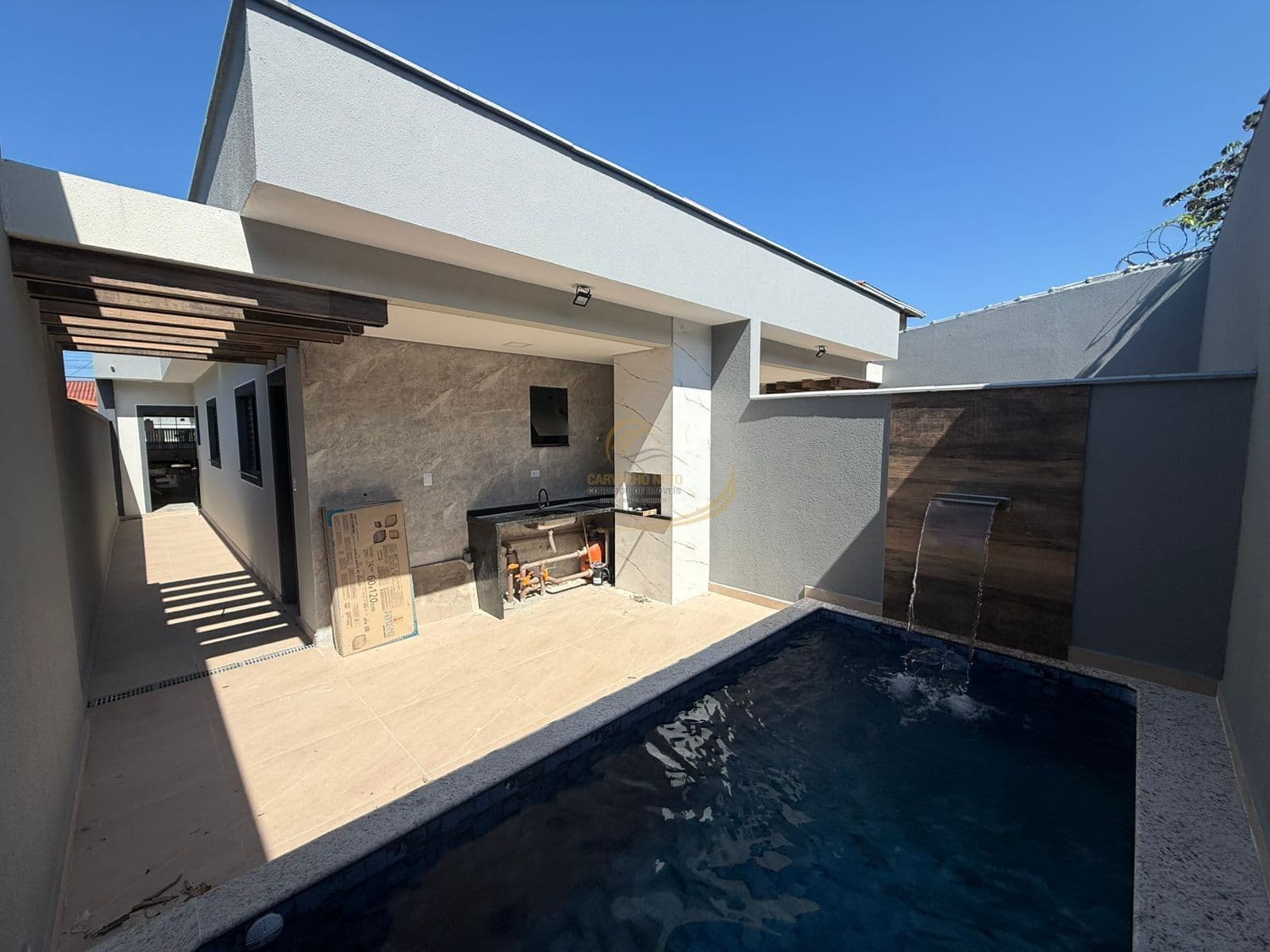CASA COM PISCINA E CHURRASQUEIRA LADO PISTA 500M DO MAR PARA VENDA EM MONGAGUÁ!!