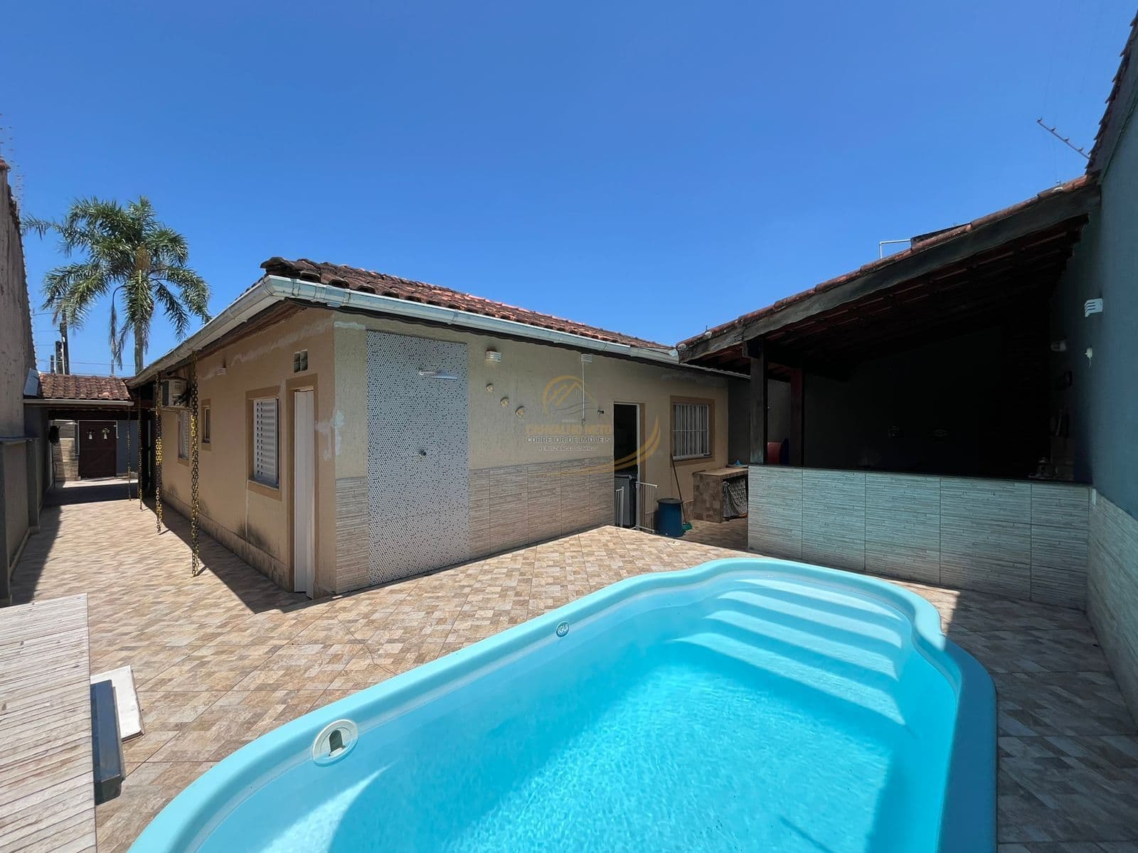 CASA ISOLADA USADA COM PISCINA 04 DORM, PRÓXIMO AO MAR PARA VENDA EM ITANHAÉM!!