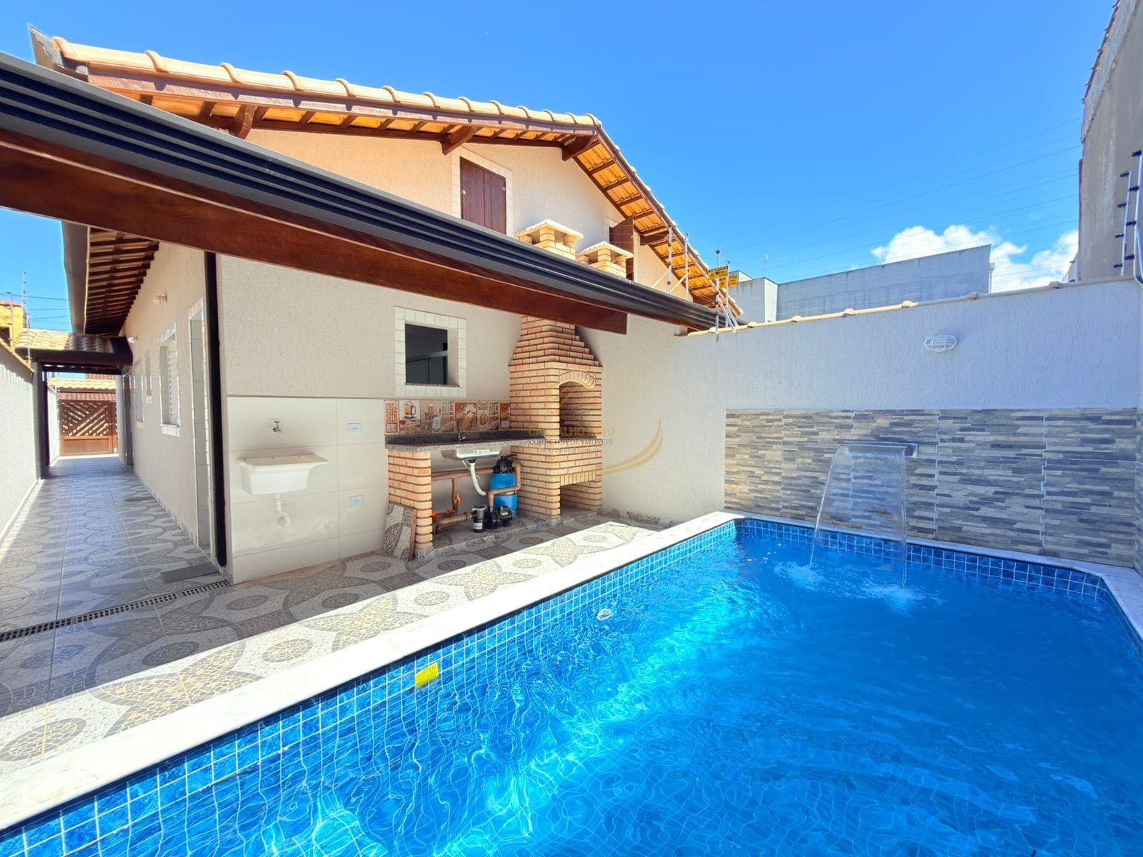 CASA GEMINADA LADO PRAIA 1600M DO MAR COM PISCINA E CHURRASQUEIRA PARA VENDA EM ITANHAÉM!