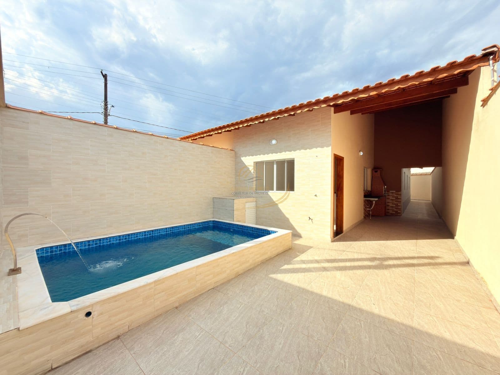 CASA LADO PRAIA 03 DORM, 400 METROS DO MAR COM PISCINA E CHURRASQUEIRA PARA VENDA EM MONGAGUÁ!