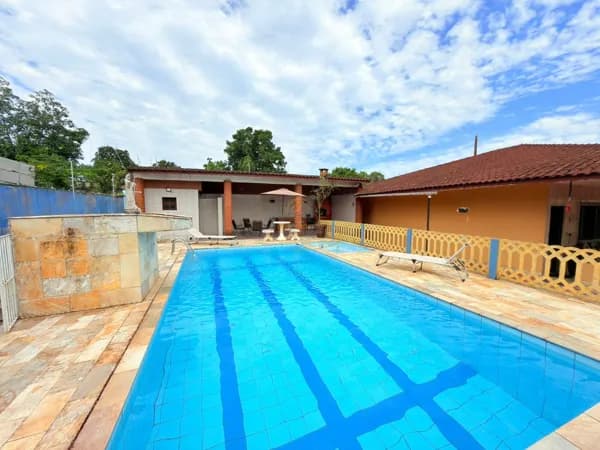 CASA LADO PISTA EM BAIRRO RESIDENCIAL, COM PISCINA GRANDE 04 DORM EM ITANHAÉM!!