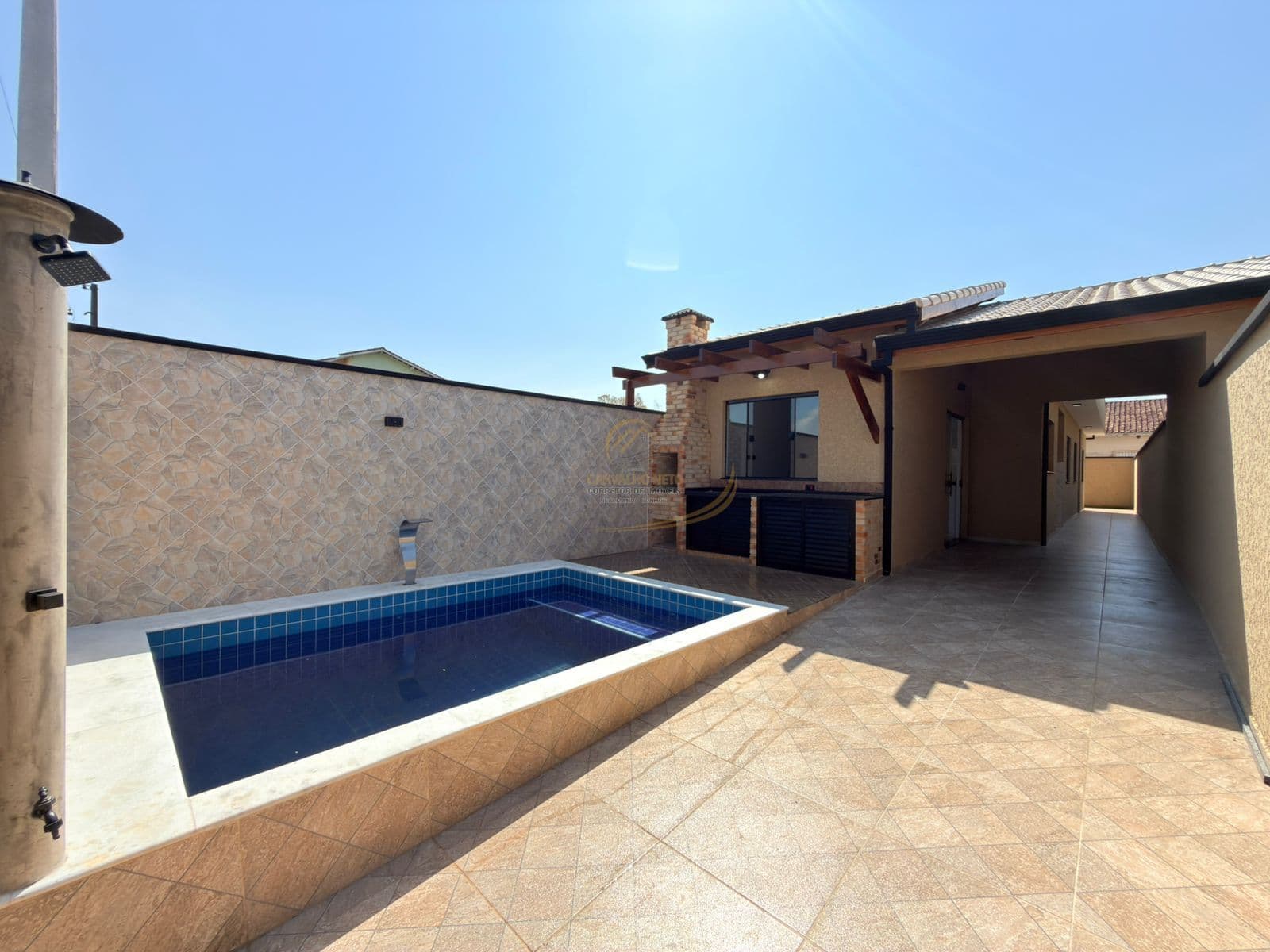CASA COM PISCINA E CHURRASQUEIRA 03 DORM, 1100 METROS DO MAR PARA VENDA EM PERUÍBE!!