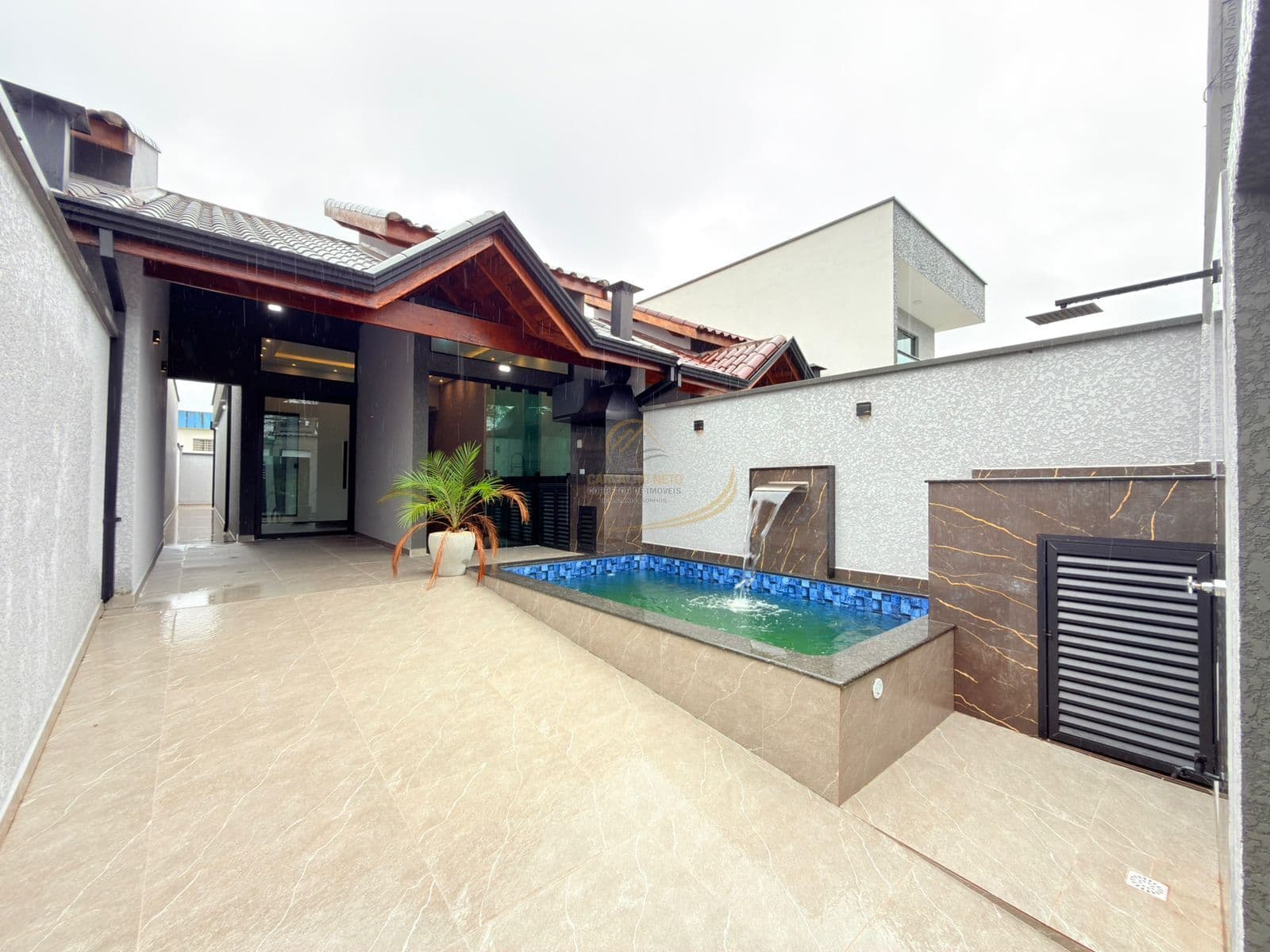 LINDA CASA COM PISCINA E CHURRASQUEIRA APENAS 3KM DO CENTRO DE PERUÍBE!