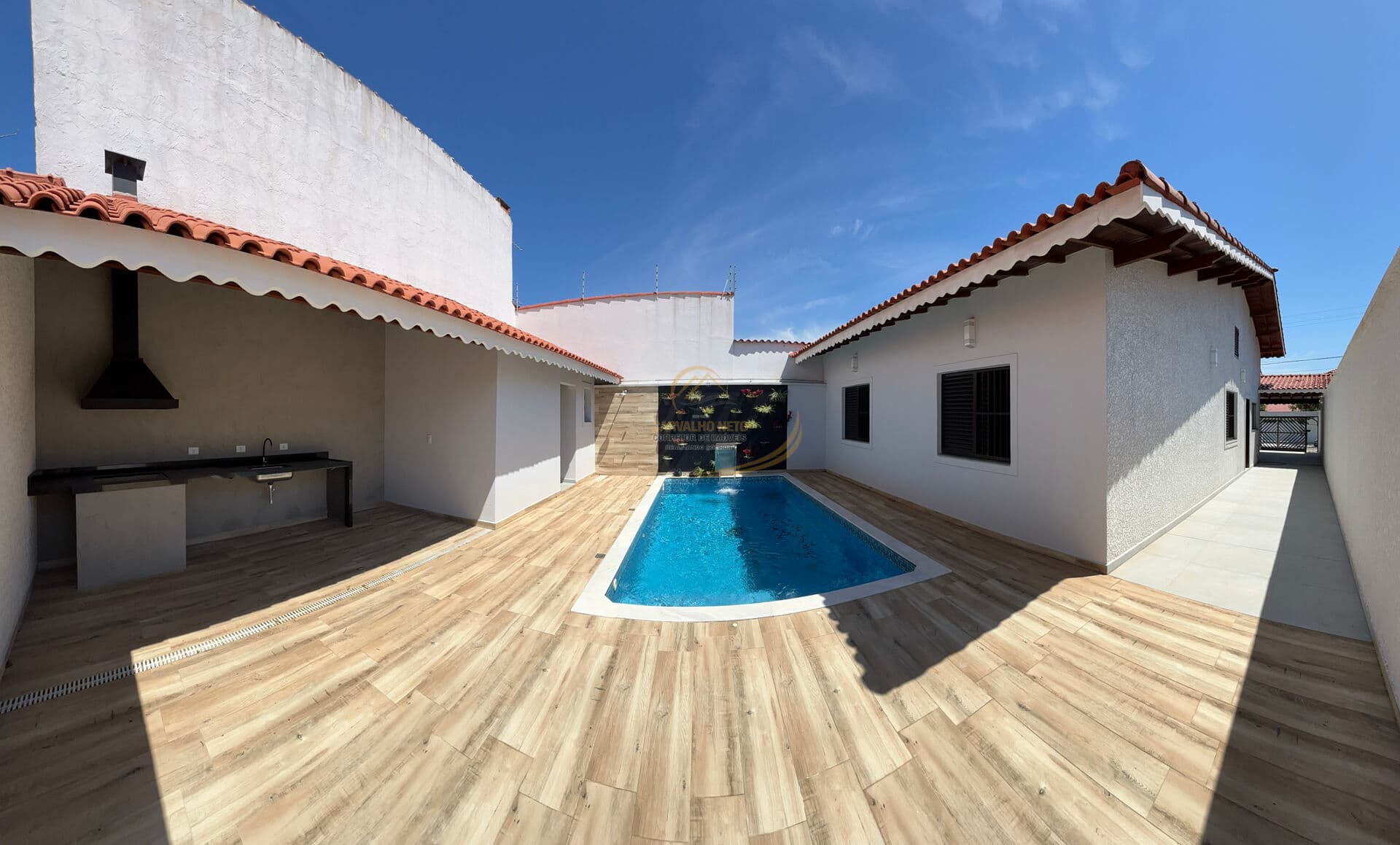 CASA ALTO PADRÃO COM 03 DORM, PISCINA PRÓXIMO AO MAR EM PERUÍBE!