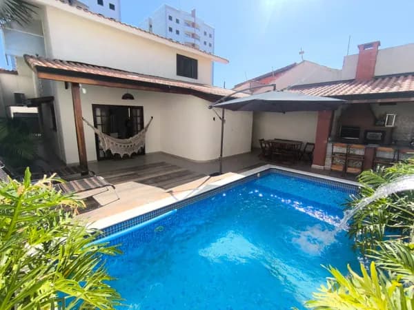 CASA ISOLADA 20MTS DO MAR COM PISCINA E CHURRASQUEIRA PRÓXIMO AO CENTRO DE ITANHAÉM!