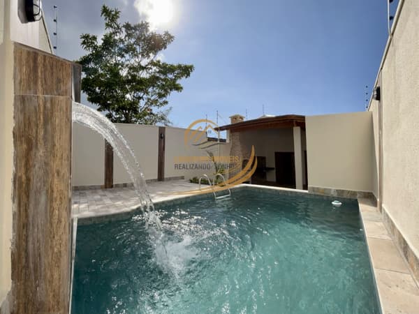 MARAVILHOSA CASA COM 03 DORM, ACABAMENTO FINO, PISCINA E CHURRASQUEIRA LADO PRAIA!!