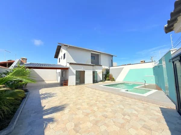SUA CASA A APENAS 140 METROS DO MAR, COM 03 DORMITÓRIOS, PISCINA E CHURRASQUEIRA!