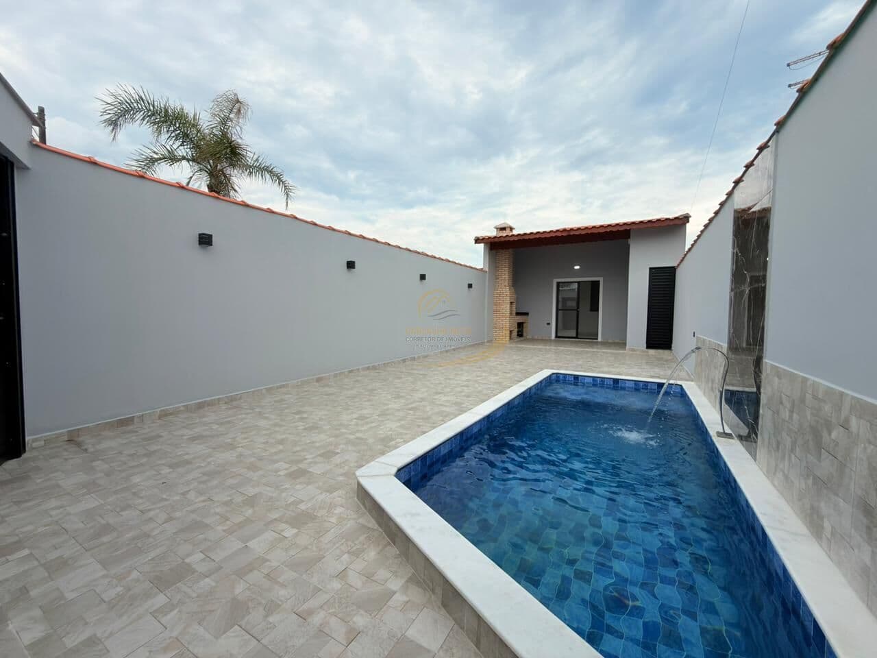 CASA ISOLADA LADO PRAIA 400M DO MAR COM PISCINA E CHURRASQUEIRA PARA VENDA EM MONGAGUÁ!