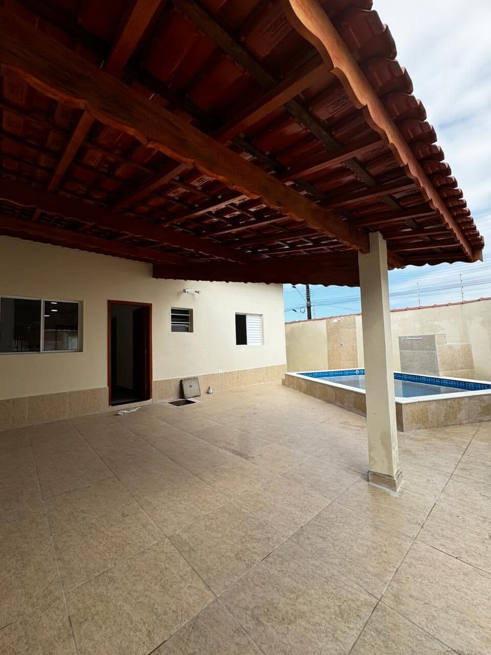 CASA PARA VENDA EM MONGAGUÁ COM PISCINA!!