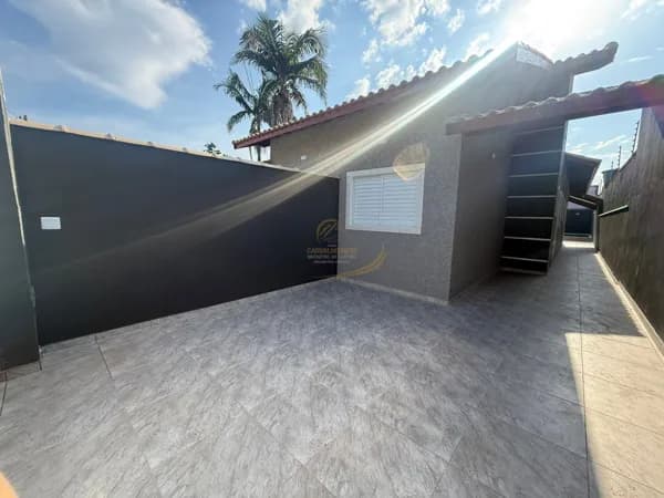 LINDISSIMA CASA COM PISCINA GRANDE APENAS 1KM DA PRAIA EM PERUIBE!!