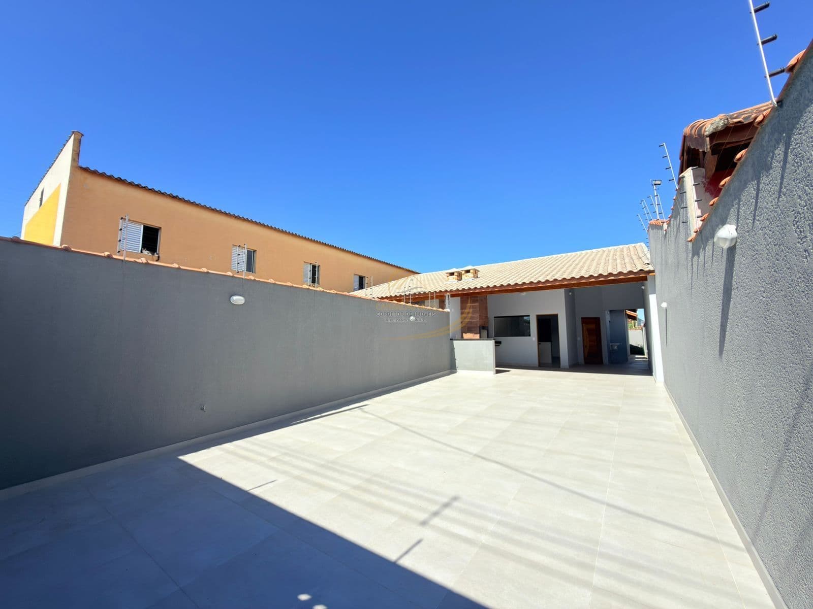 EXCELENTE CASA COM BAITA TERRENÃO, 1200M DO MAR PARA VENDA EM PERUÍBE!!