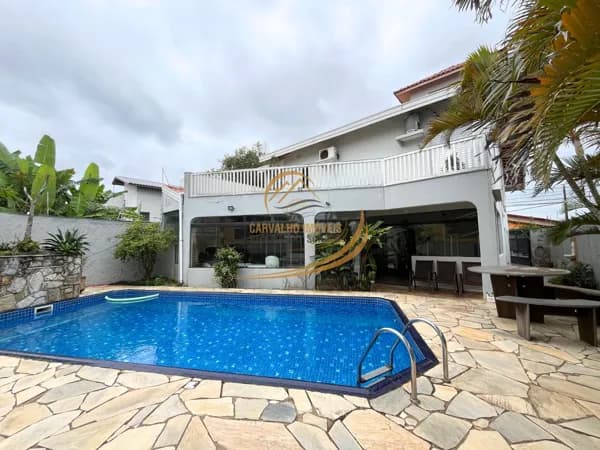 CASA ALTO PADRÃO PRÓXIMO AO MAR COM PISCINA E CHURRASQUEIRA PARA VENDA!!