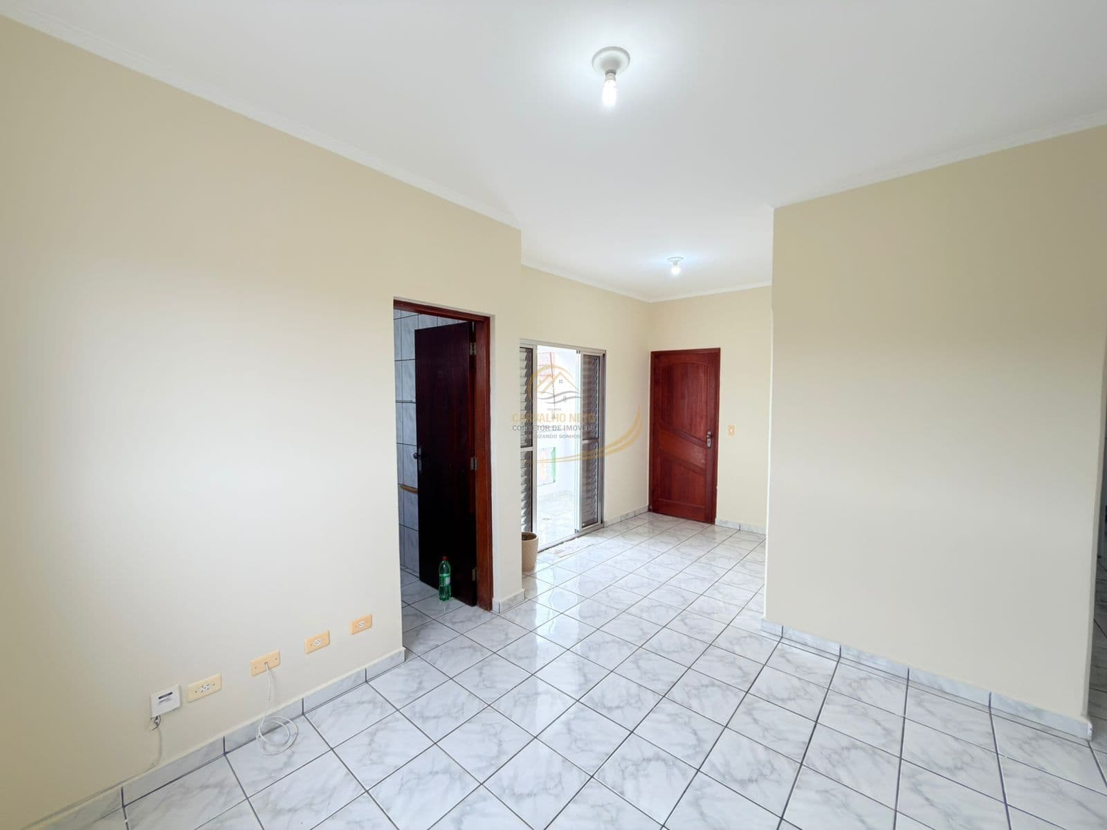 APARTAMENTO 1º ANDAR COM SACADA, APENAS 600M DO MAR!