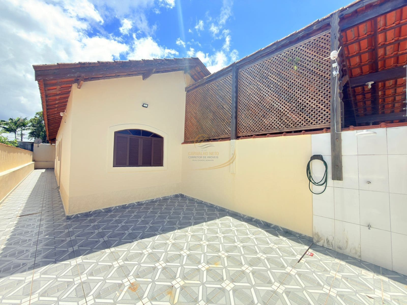 CASA REFORMADA LADO PISTA EM BAIRRO RESIDENCIAL PARA VENDA EM ITANHAÉM!