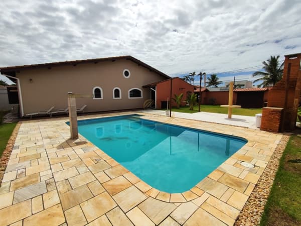 MARAVILHOSA CASA ISOLADA COM TERRENO GRANDE EM ITANHAÉM!!