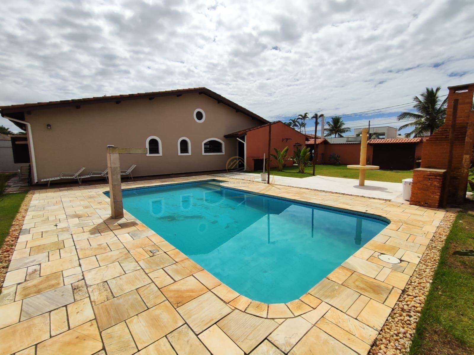 MARAVILHOSA CASA ISOLADA COM TERRENO GRANDE EM ITANHAÉM!!