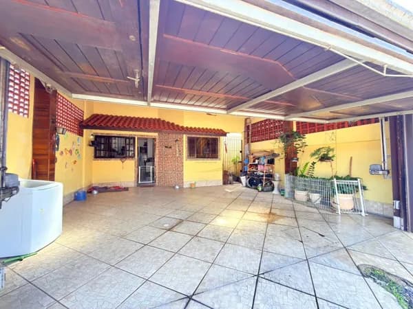 CASA LADO PISTA PRÓXIMO AO CENTRO DE ITANHAÉM PARA VENDA!!