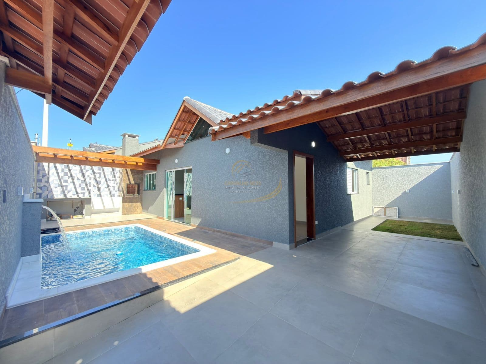 CASA NOVA COM PISCINA E CHURRASQUEIRA 1000M DO MAR PARA VENDA NA CIDADE DE PERUÍBE!!