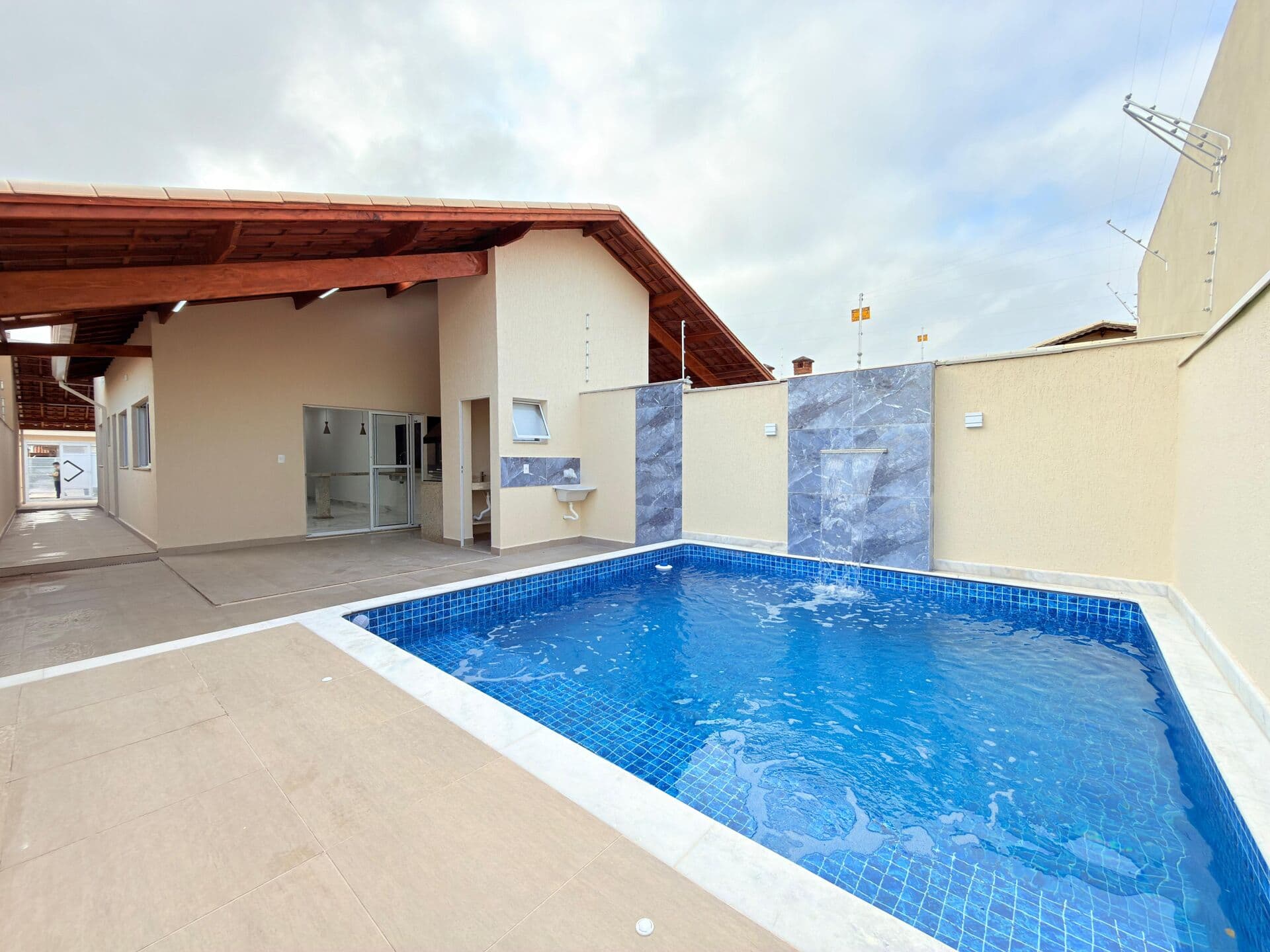LINDA CASA LADO PRAIA 1300M DO MAR COM PISCINA E CHURRASQUEIRA EM ITANHAÉM!