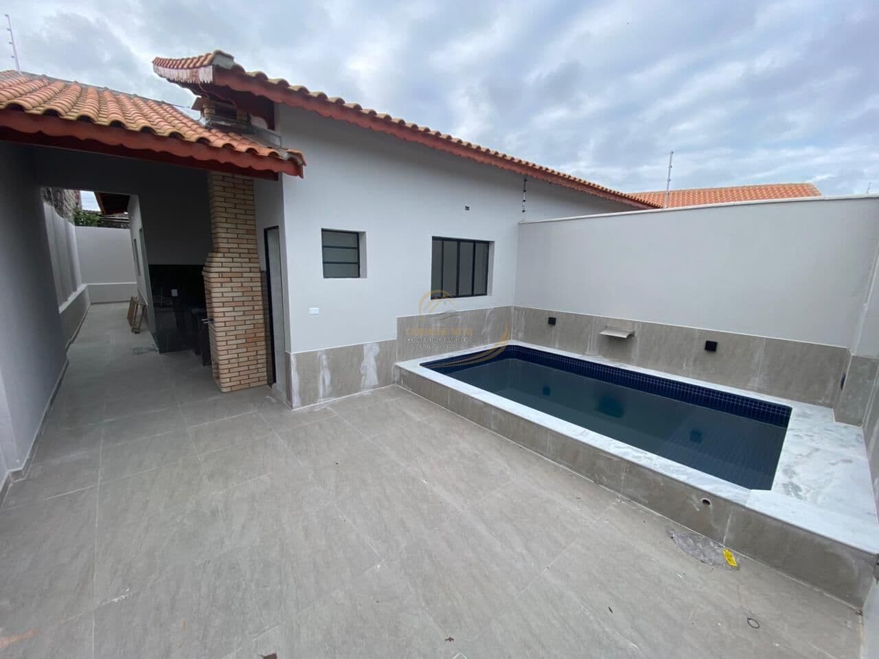 CASA COM 02 DORM, 300MTS DO MAR COM PISCINA E CHURRASQUEIRA EM MONGAGUÁ!