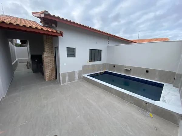 CASA COM 02 DORM, 300MTS DO MAR COM PISCINA E CHURRASQUEIRA EM MONGAGUÁ!
