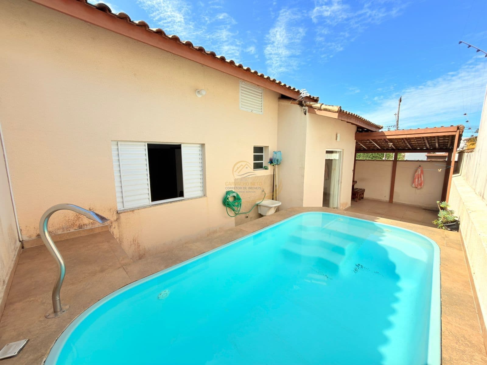 EXCELENTE OPORTUNIDADE EM CONDOMÍNIO FECHADO MOBILIADA COM PISCINA PRIVATIVA 400M DO MAR!!