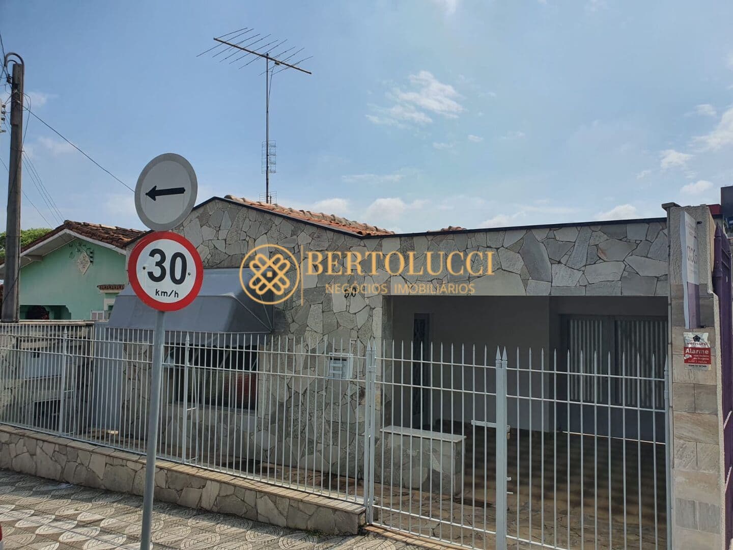 Casa Santa Terezinha, 3 quartos e Edícula, ótima localizção