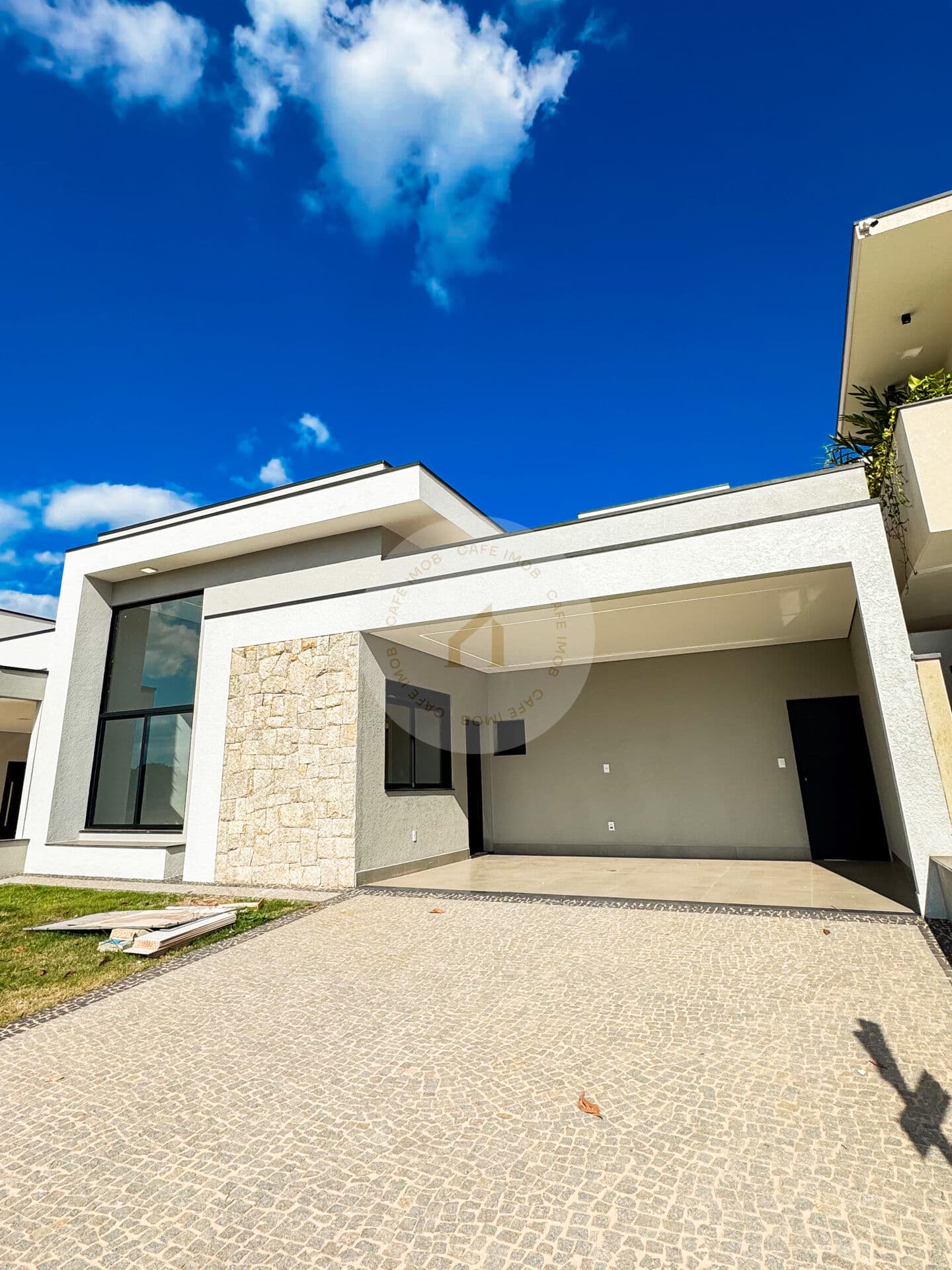 Casa térrea com 3 suítes, escritório e piscina. Pronta para morar