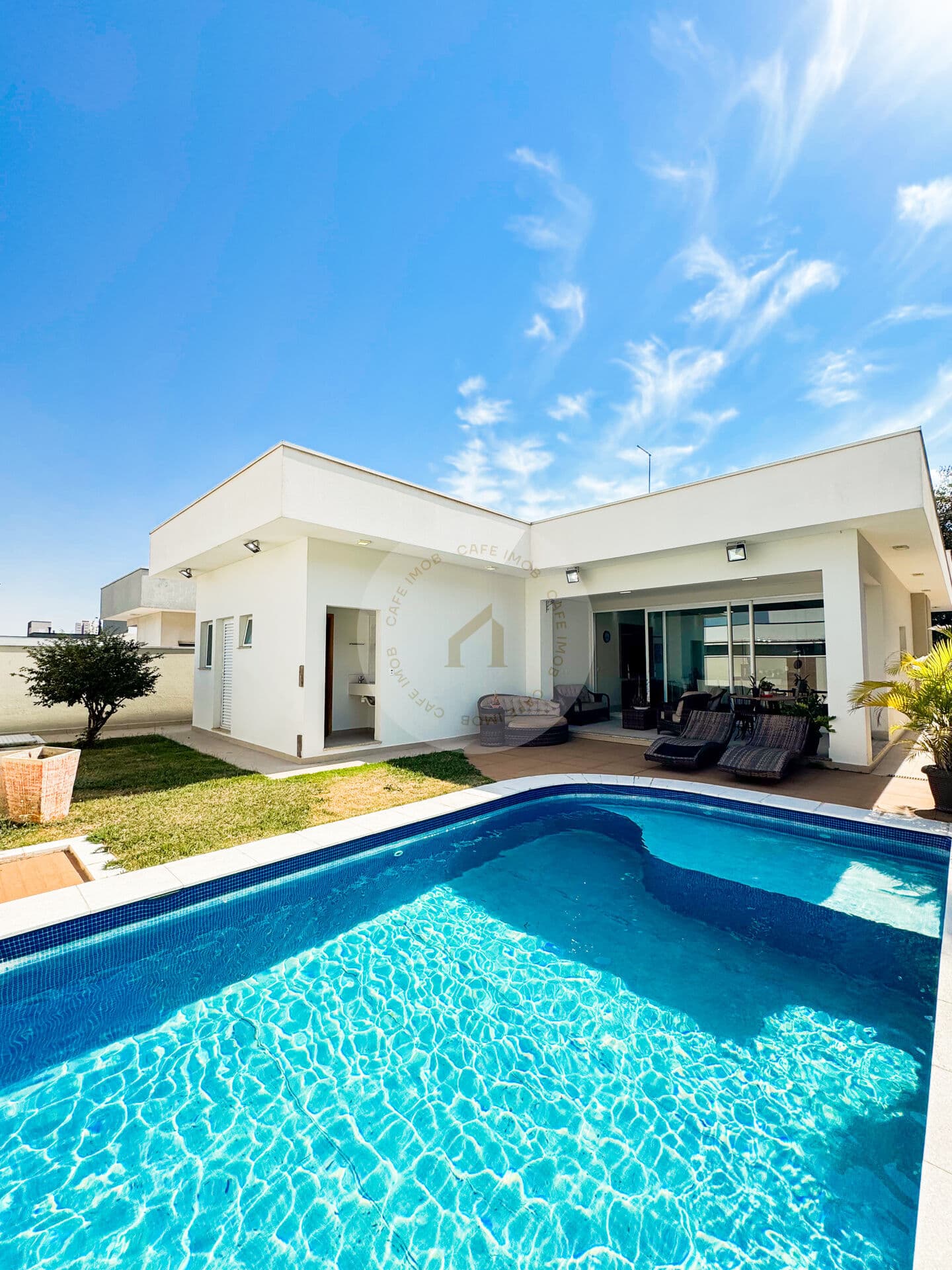 3 suítes, escritório, piscina e 450m2 de terreno